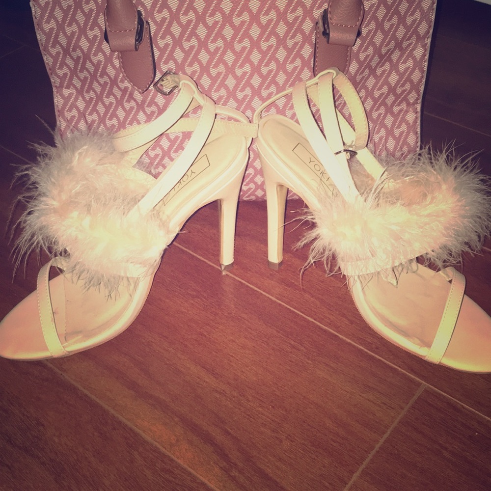 Light pink heels with fur💕